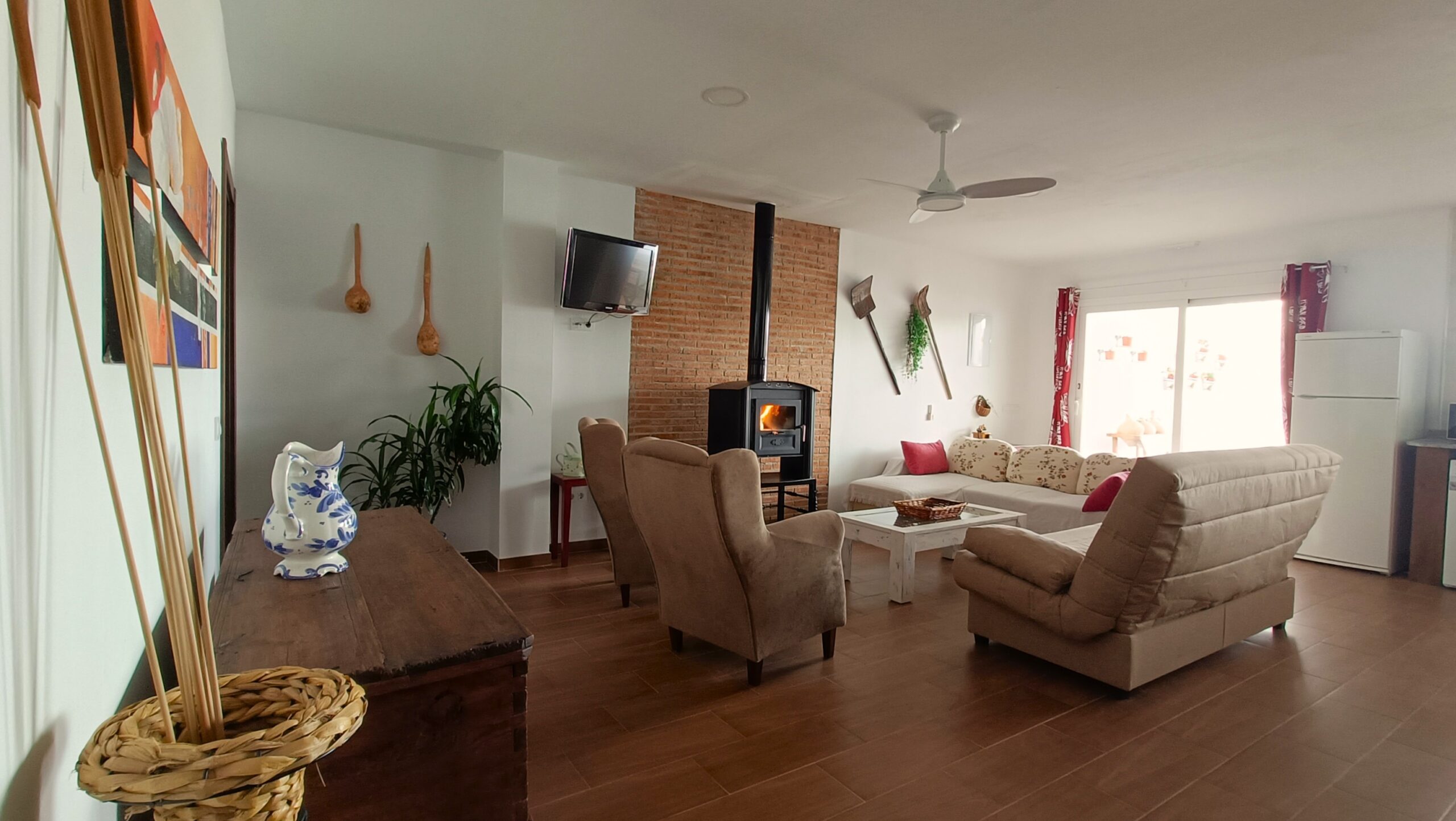 Salón iluminado con luz natural Villa las Talas