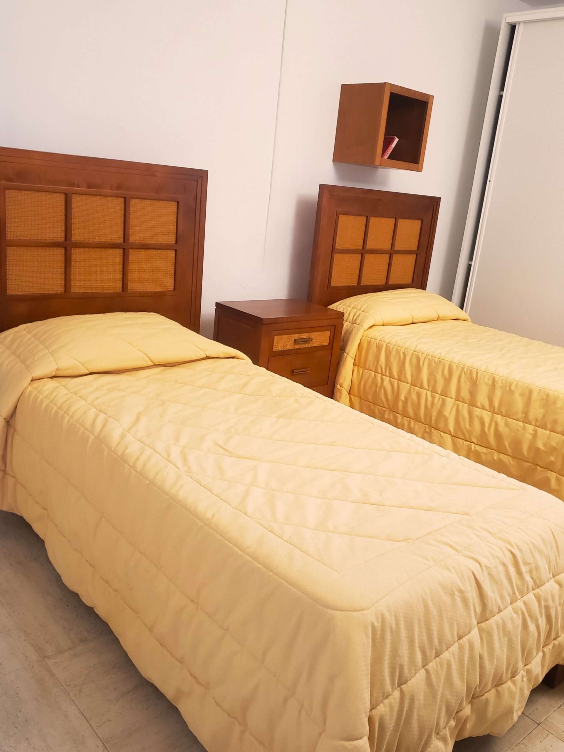 Dormitorio Bodeguilla dos camas Dormitorio con dos camas mesita y armario en Casa Bodeguilla