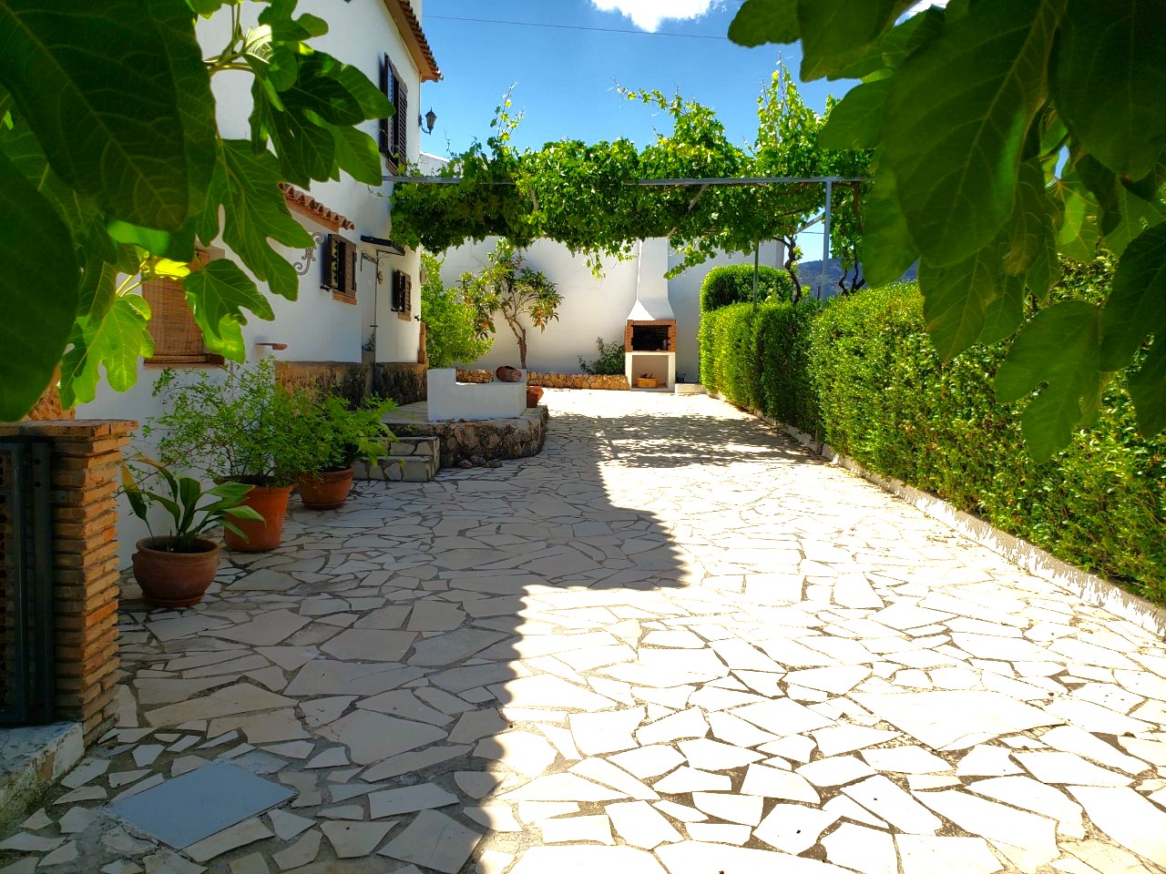 Zona exterior Bodeguilla Patio a sol y sombra con barbacoa en Villa las Talas