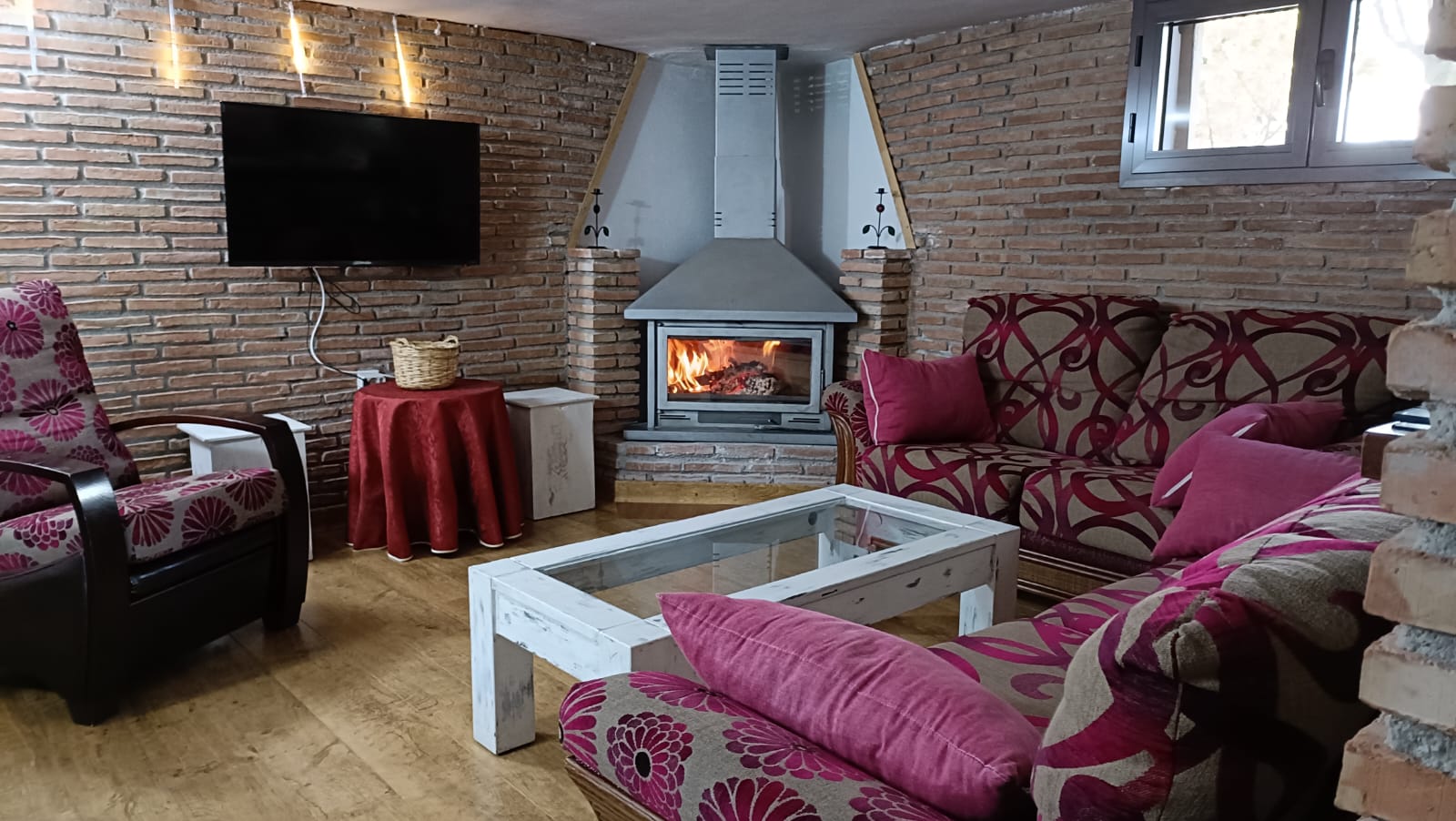 Salón Casa Bodeguilla Salón hogareño con sofás, mesa y chimenea en Bodeguilla