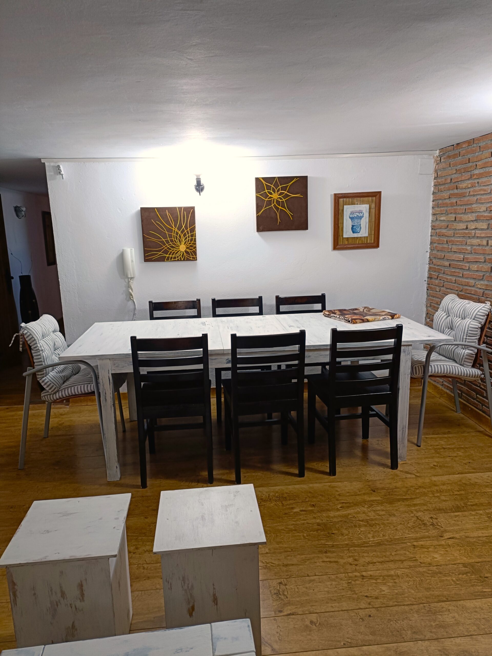 Salón Casa Bodeguilla Mesa con sillas en comedor de Casa Bodeguilla