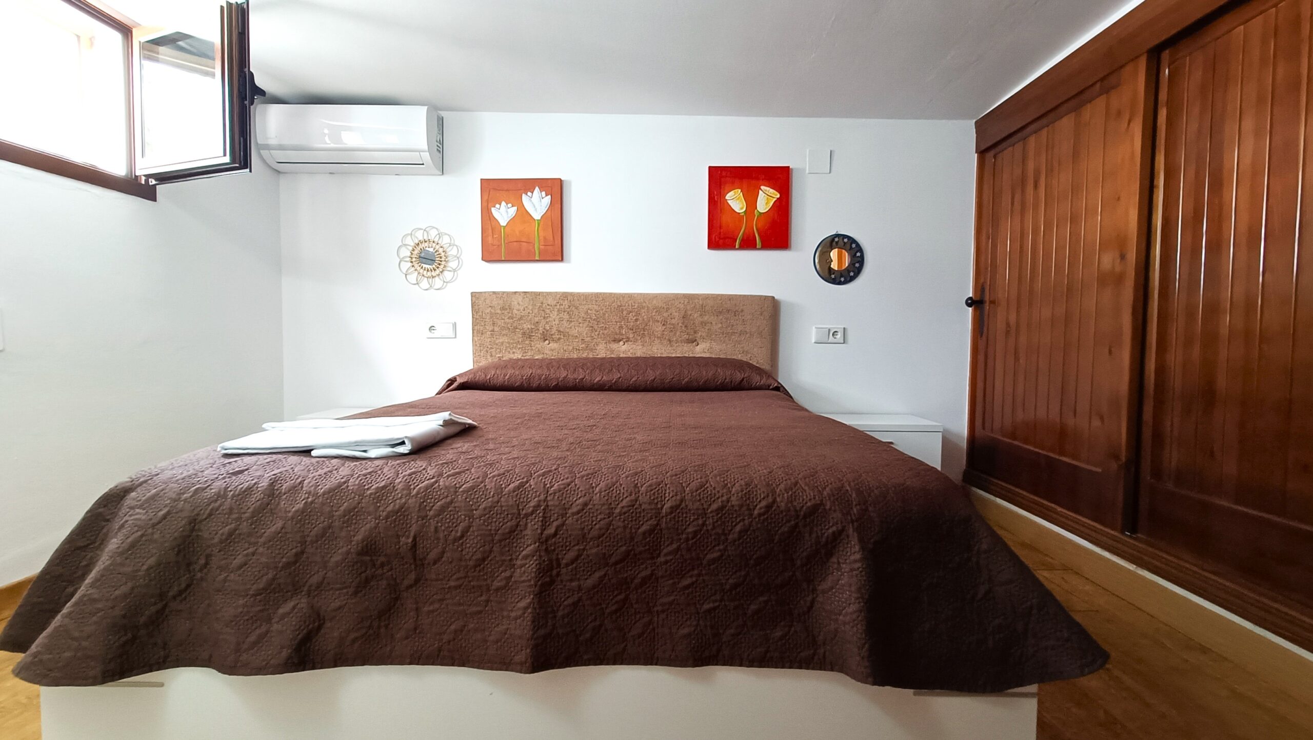 Dormitorio Bodeguilla Dormitorio con cama aire acondicionado y armario