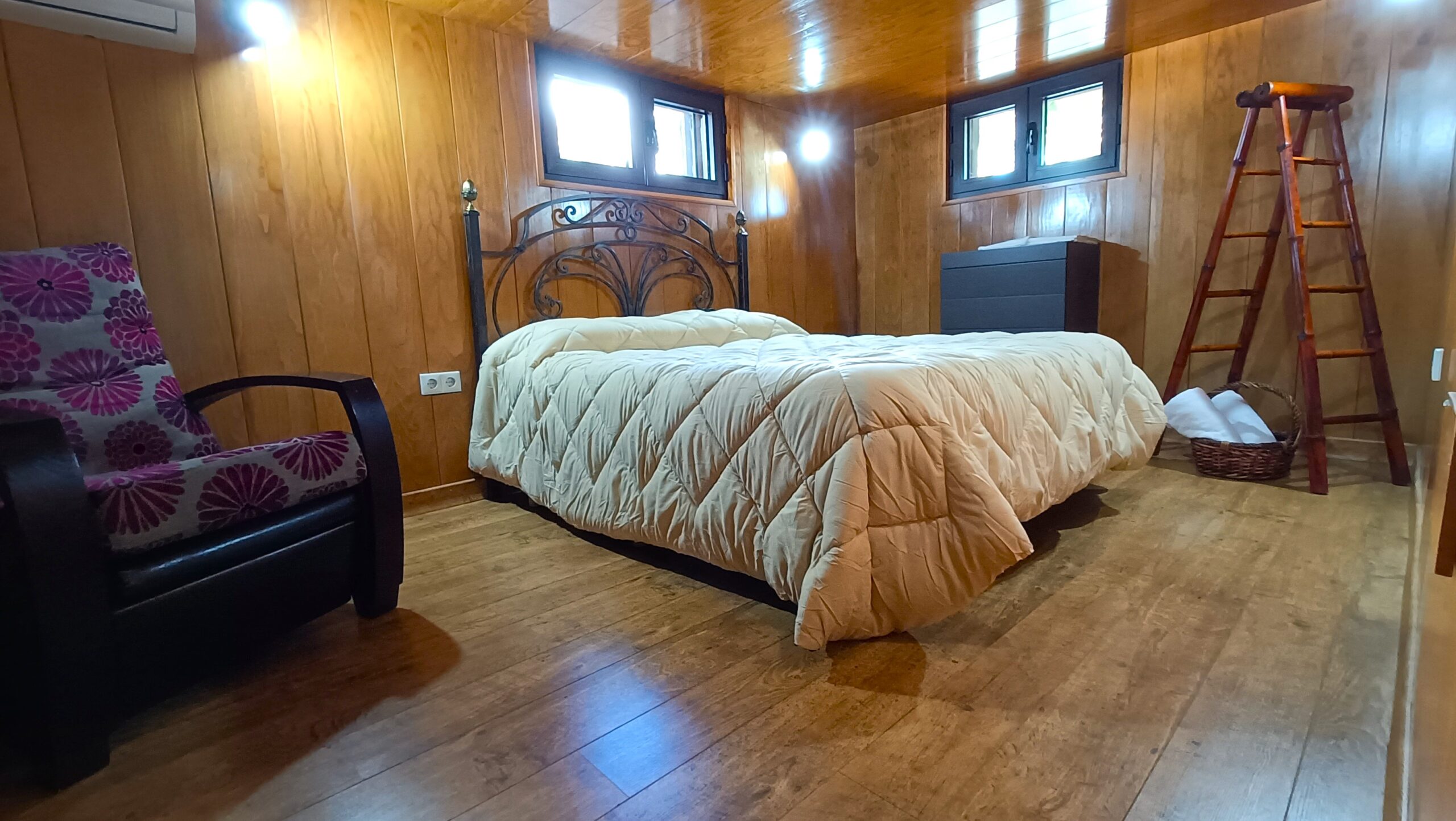 Dormitorio Bodeguilla Dormitorio con cama sillón y escalera perchero