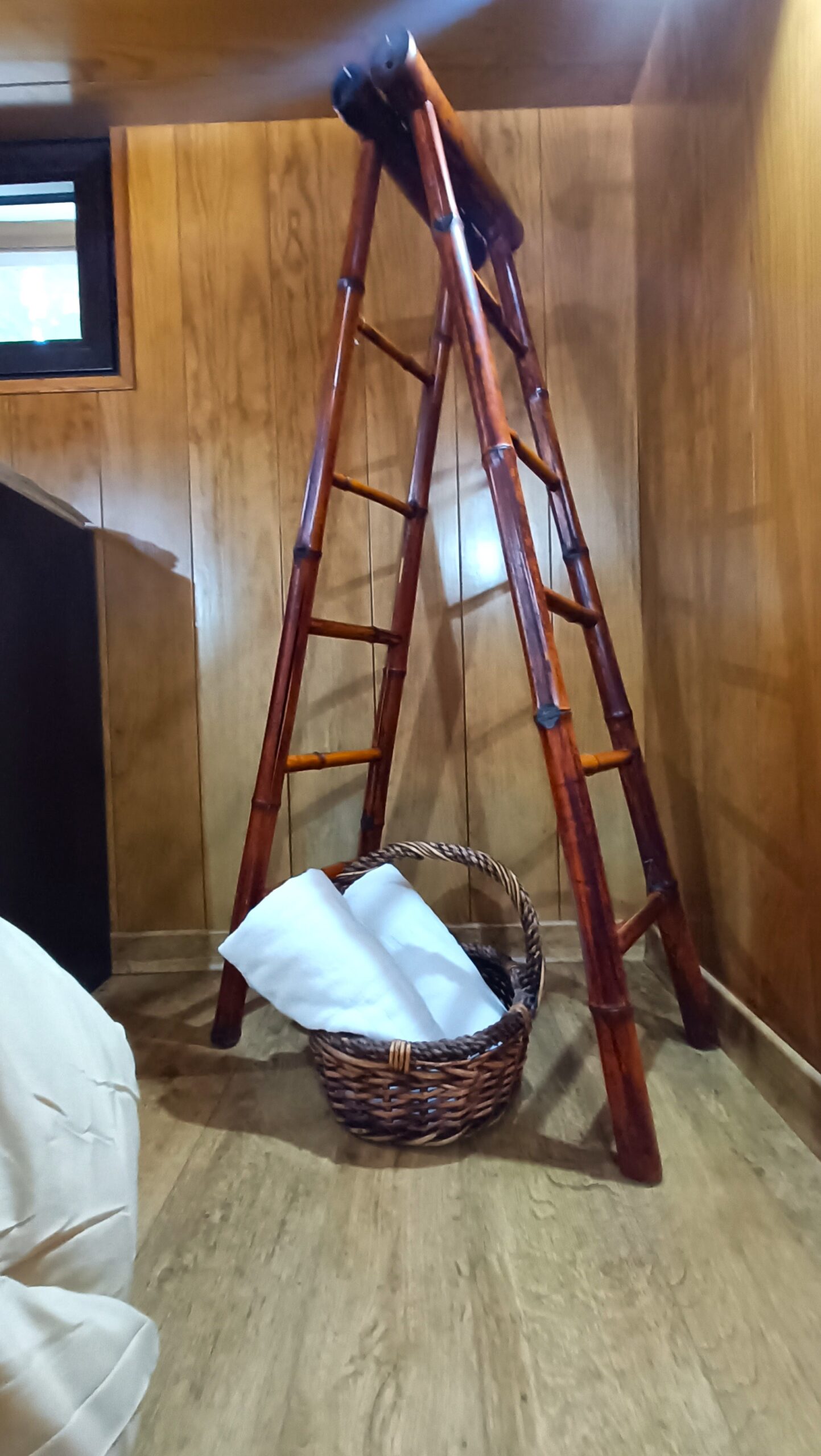 Dormitorio Bodeguilla Cesta con toallas limpias y perchero escalera