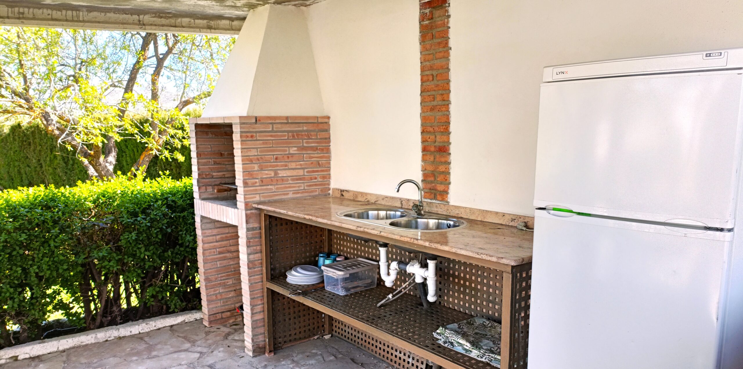 Exterior de Casa Bodeguilla Zona de barbacoa exterior con fregadero y frigorífico