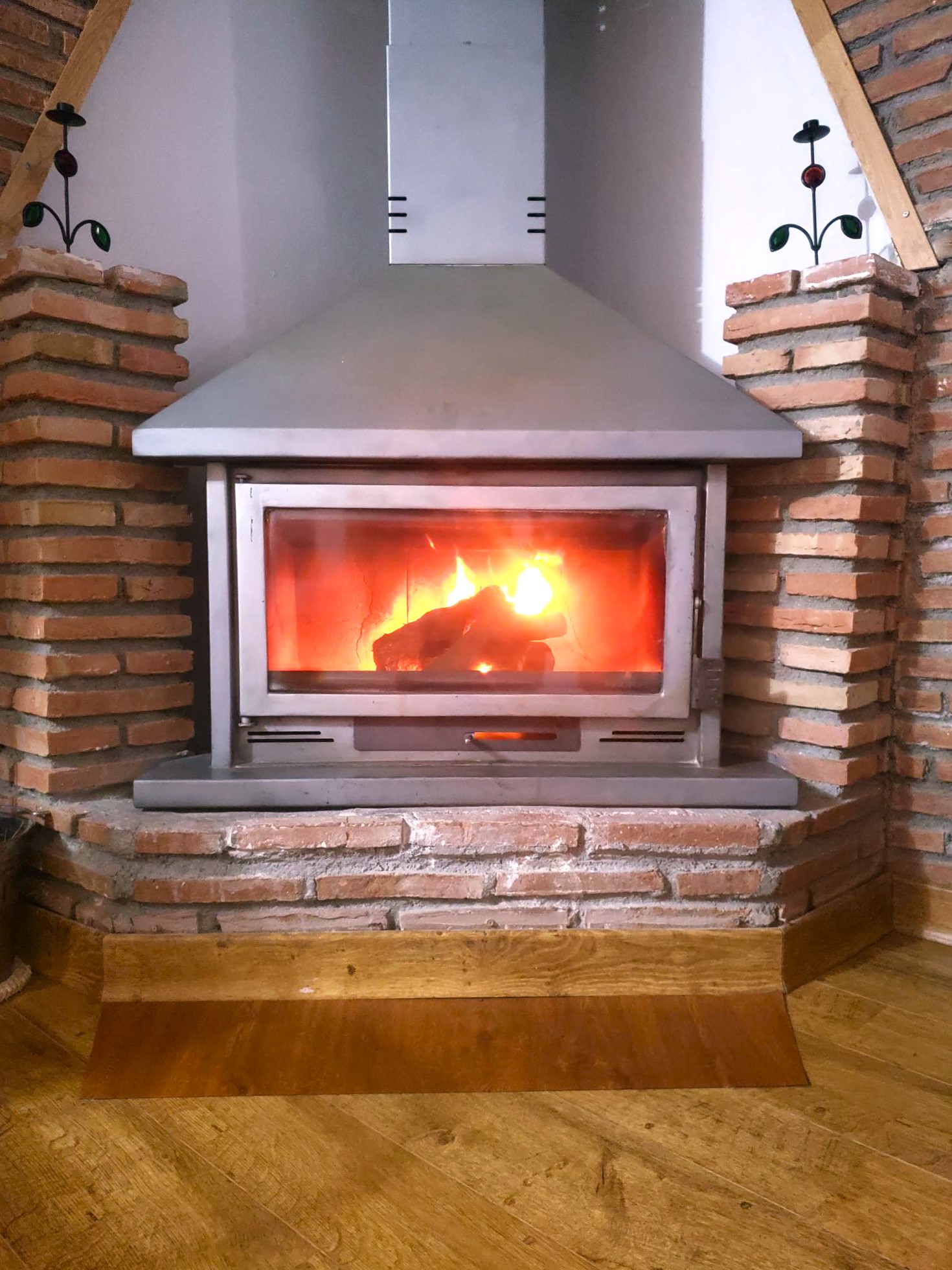 Chimenea en Casa Bodeguilla Chimenea hogareña encendida en Villa las Talas