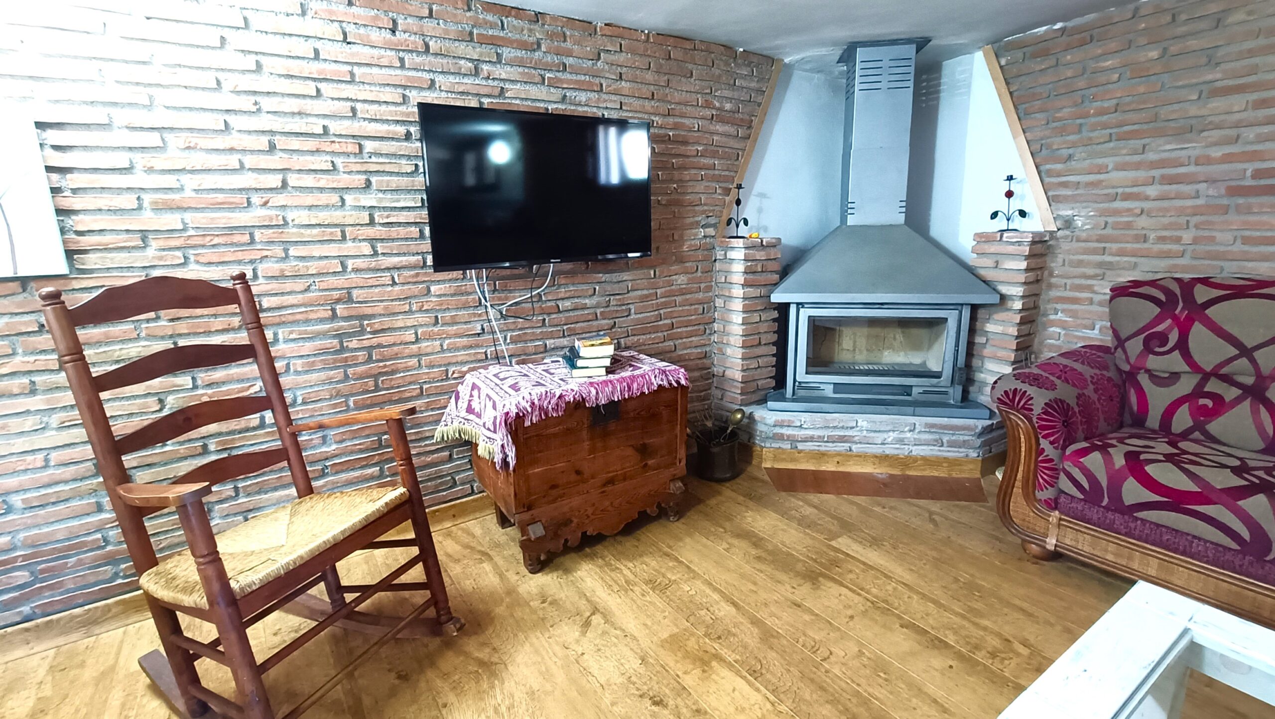 Salón Casa Bodeguilla Salón acogedor con chimenea en Villa las Talas