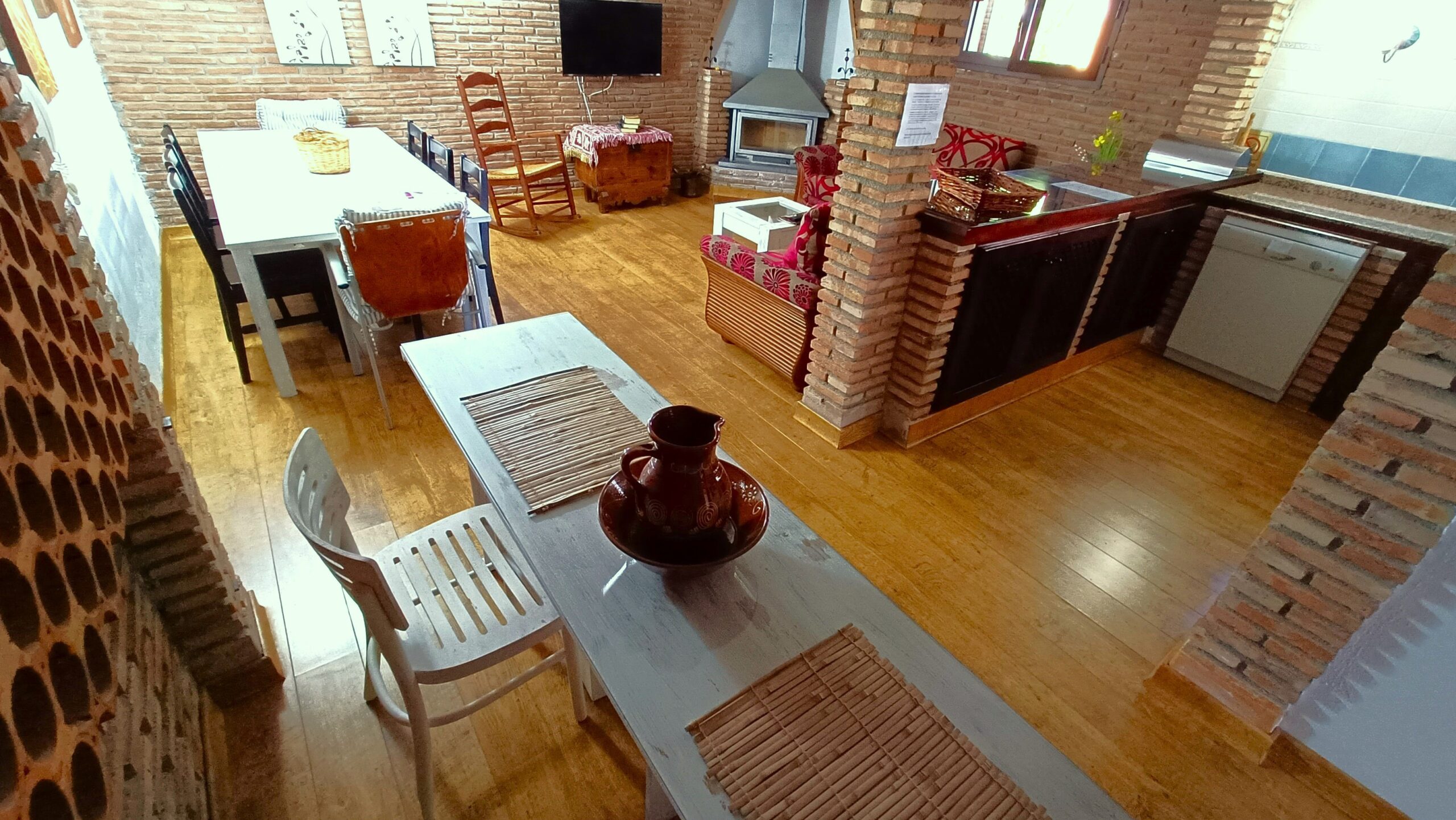 Interior Casa Bodeguilla Salón comedor y cocina con barra americana Casa bodeguilla