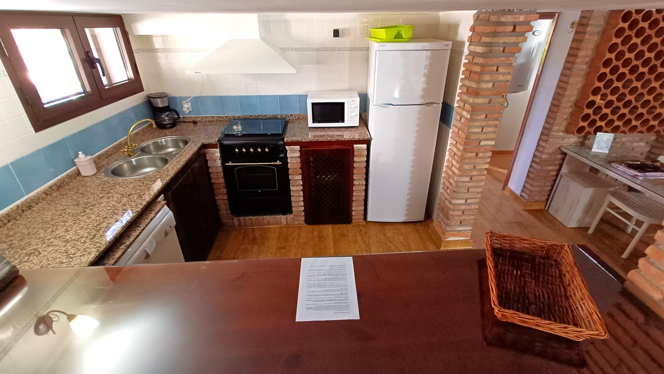 Cocina Bodeguilla Cocina bien equipada con frigorífico horno microondas y lavavajillas