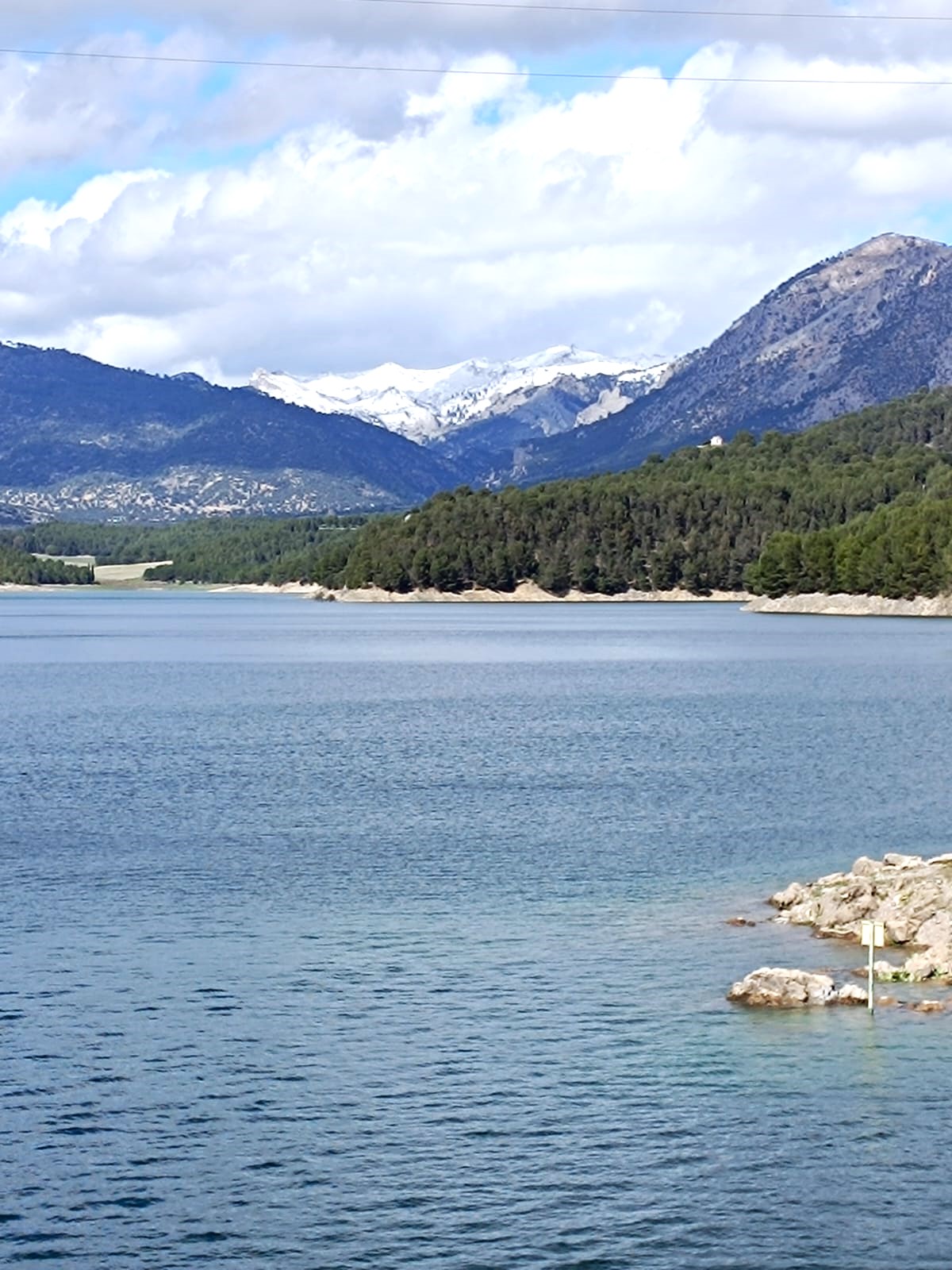 Entorno pantano Paisaje natural del pantano con nieve al fondo