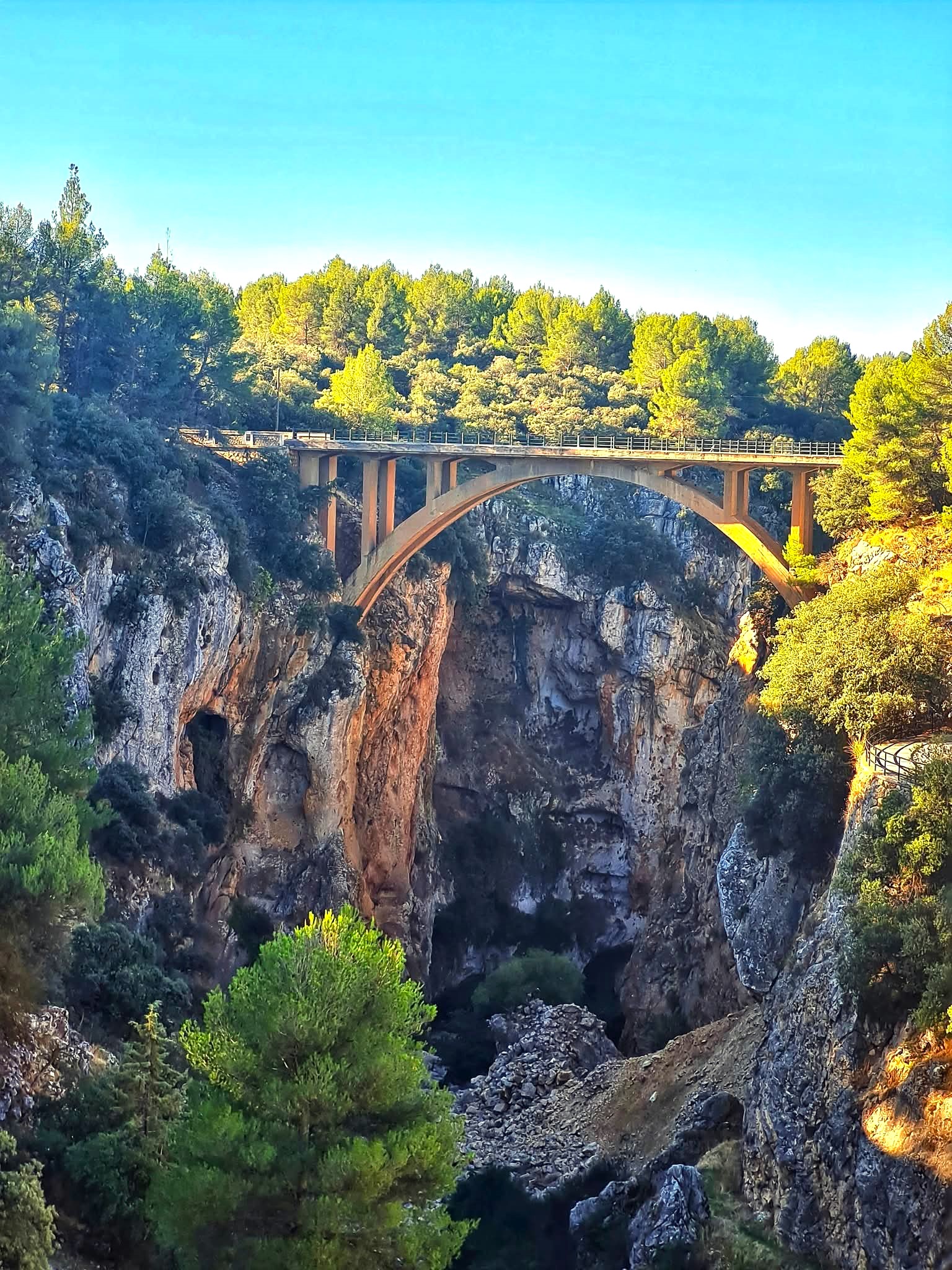 Villa puente embalse Paisaje con puente de fondo