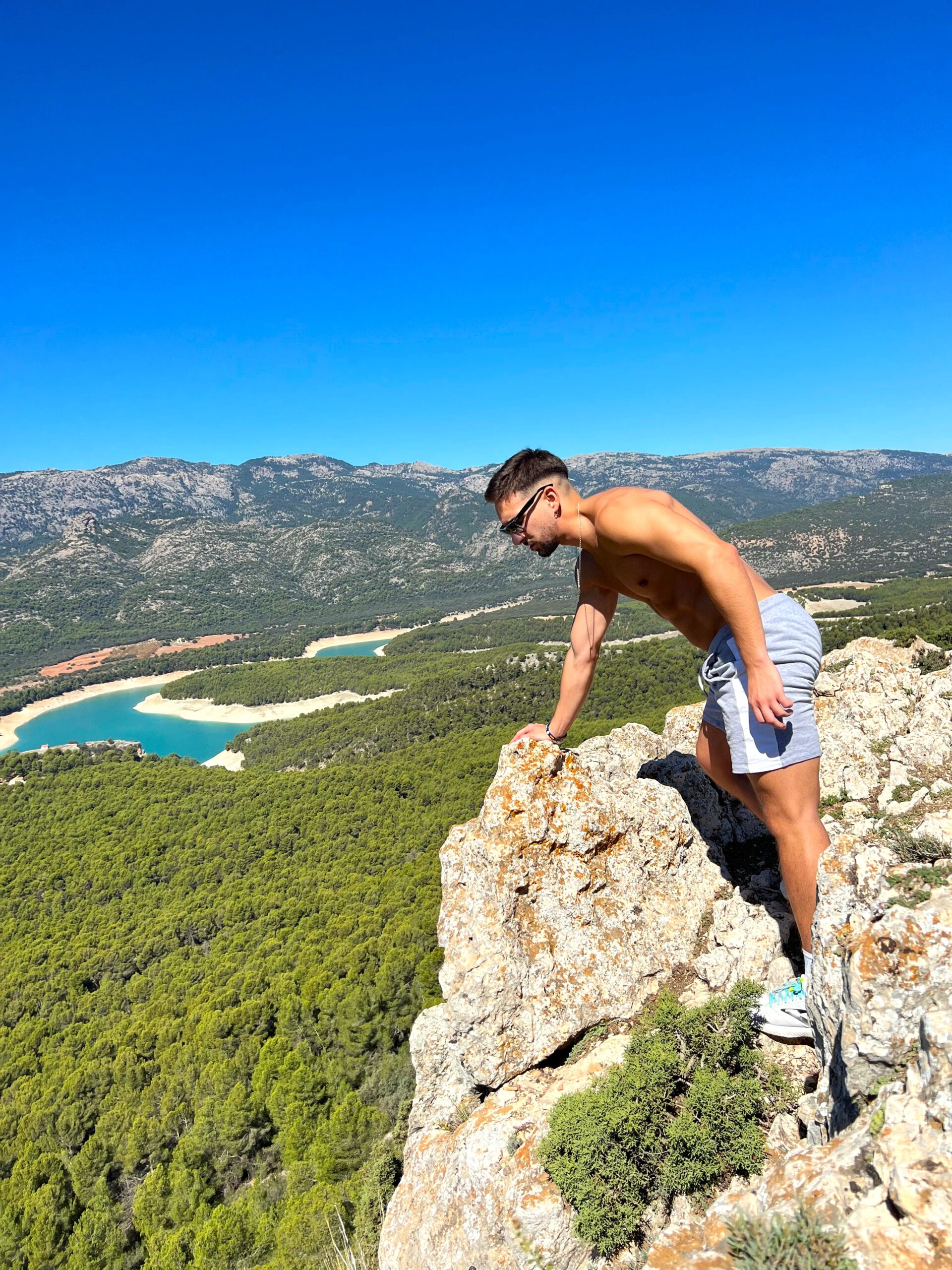 Persona en una roca Persona en paisaje natural y entorno rocoso