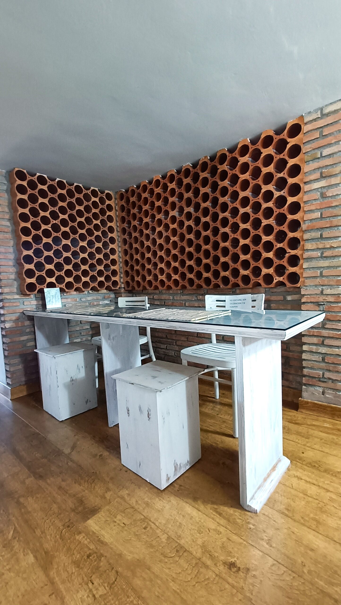 Rincón Bodeguilla Zona de la Bodeguilla con asientos y mesa acogedoras