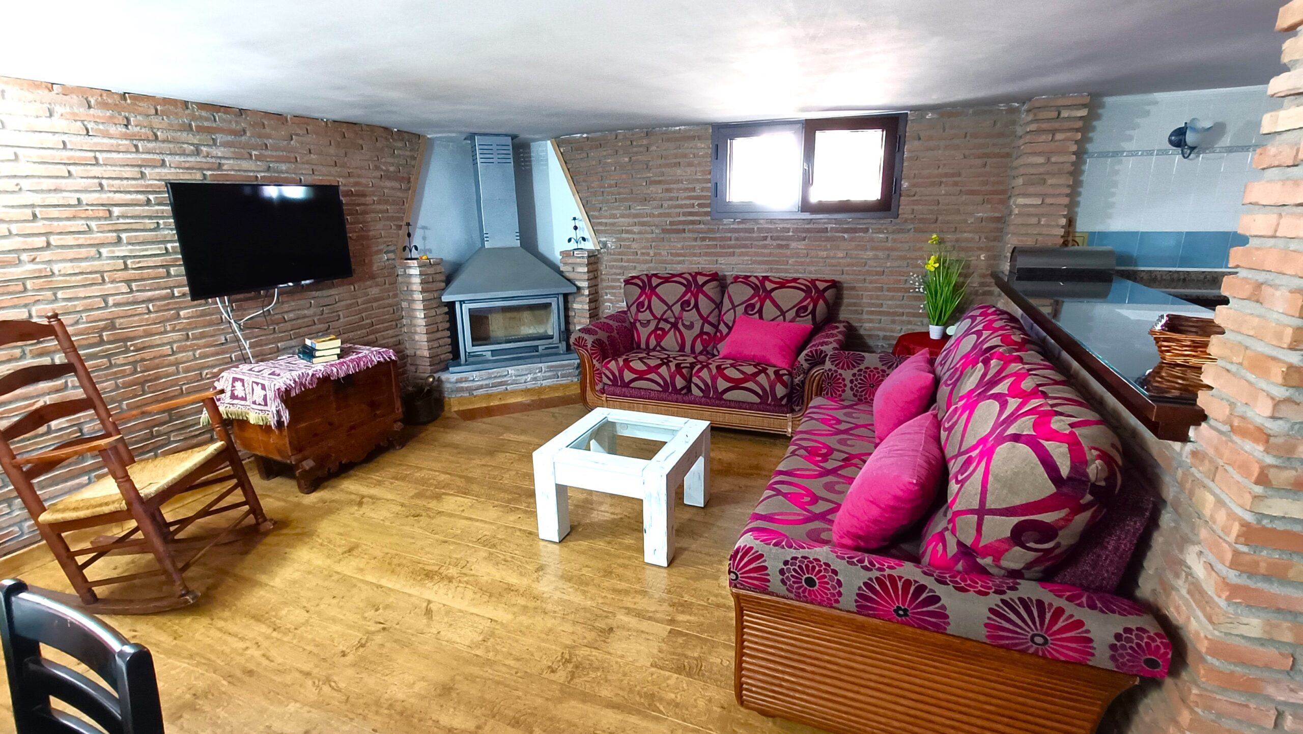 Salon casa Salón de bodeguilla con chimenea televisión ventana y mesa